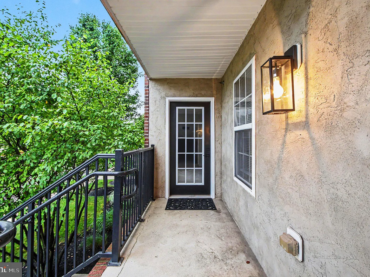 2 bed, 1004 sqft, $2,100 — Photo 2