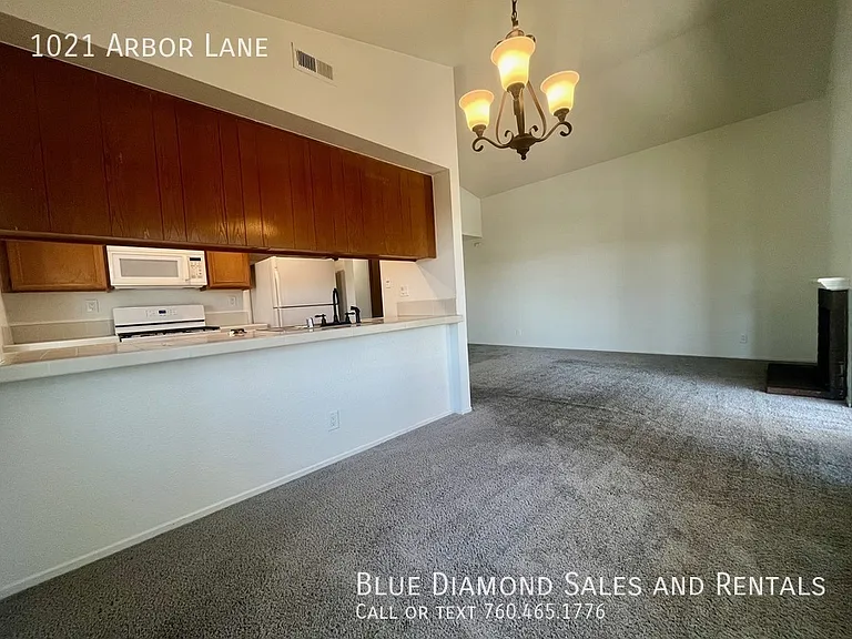 1021 Arbor Ln — Photo 6