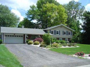 2 Stuyvesant Ct, Pittsford, NY 14534