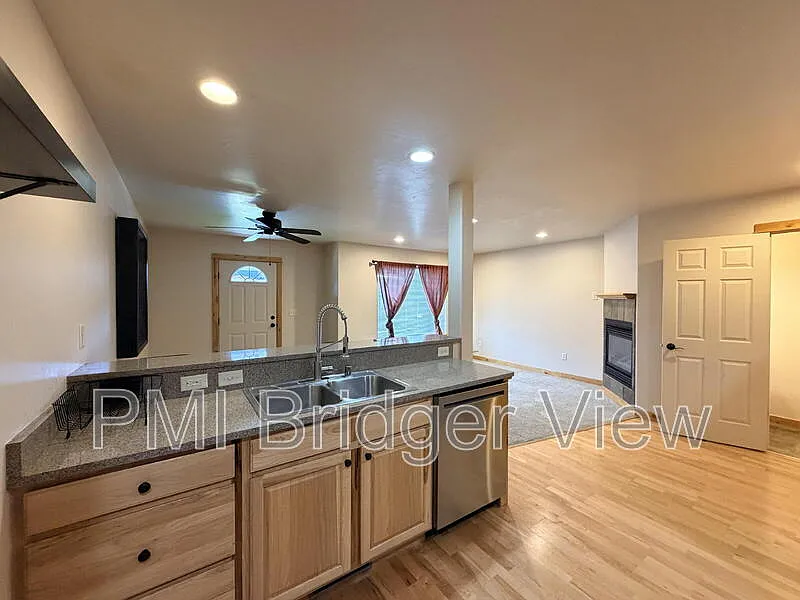 3 bed, 2.5 bath, 1515 sqft, $2,450 — Photo 4