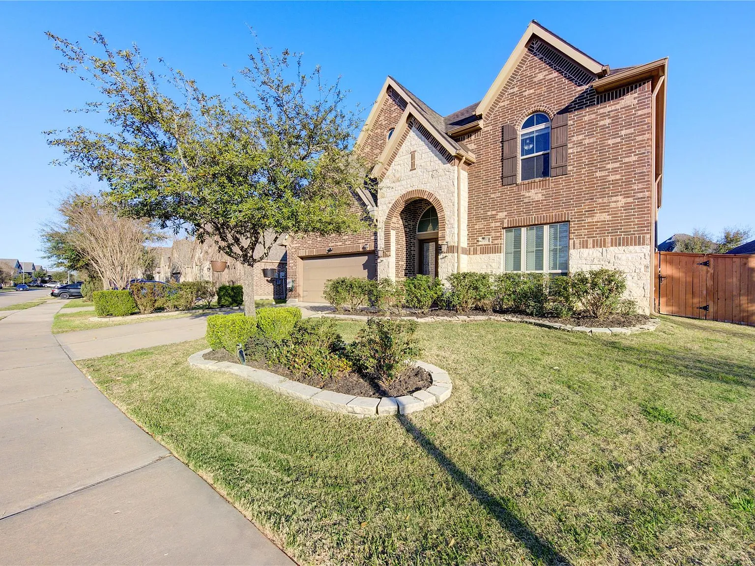 6 bed, 4.5 bath, 3376 sqft, $3,995 — Photo 3