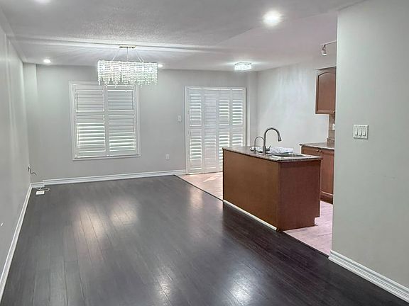 5th image of 124 Crystalview Cres E