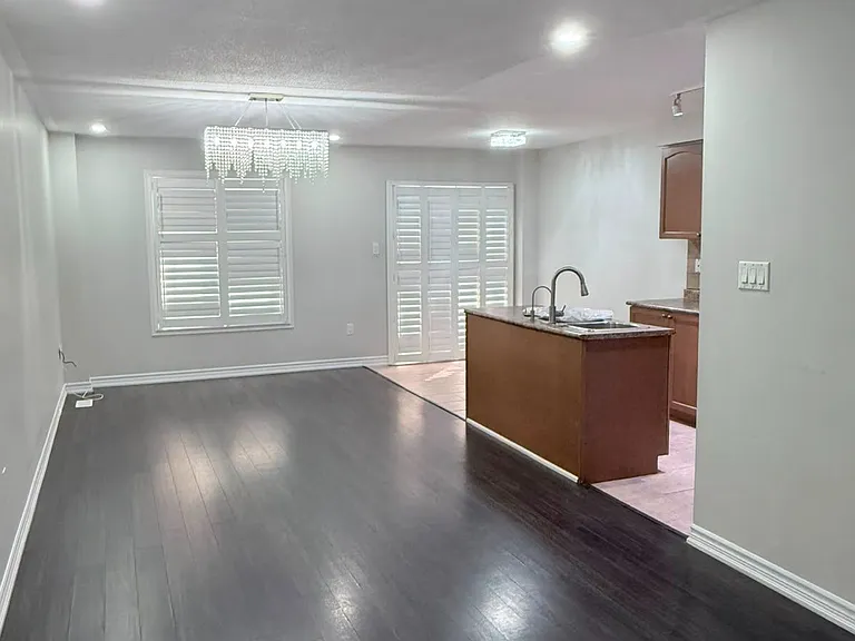 124 Crystalview Cres E — Photo 5