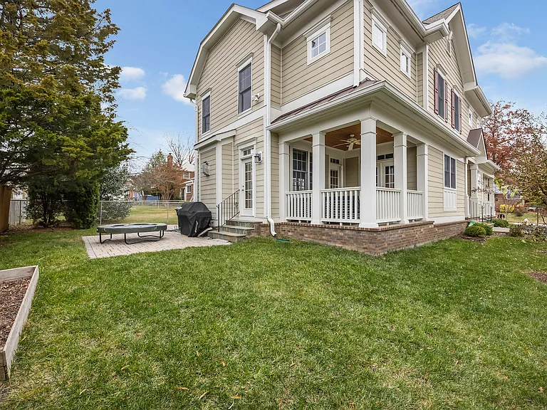 1300 N Stuart St — Photo 11