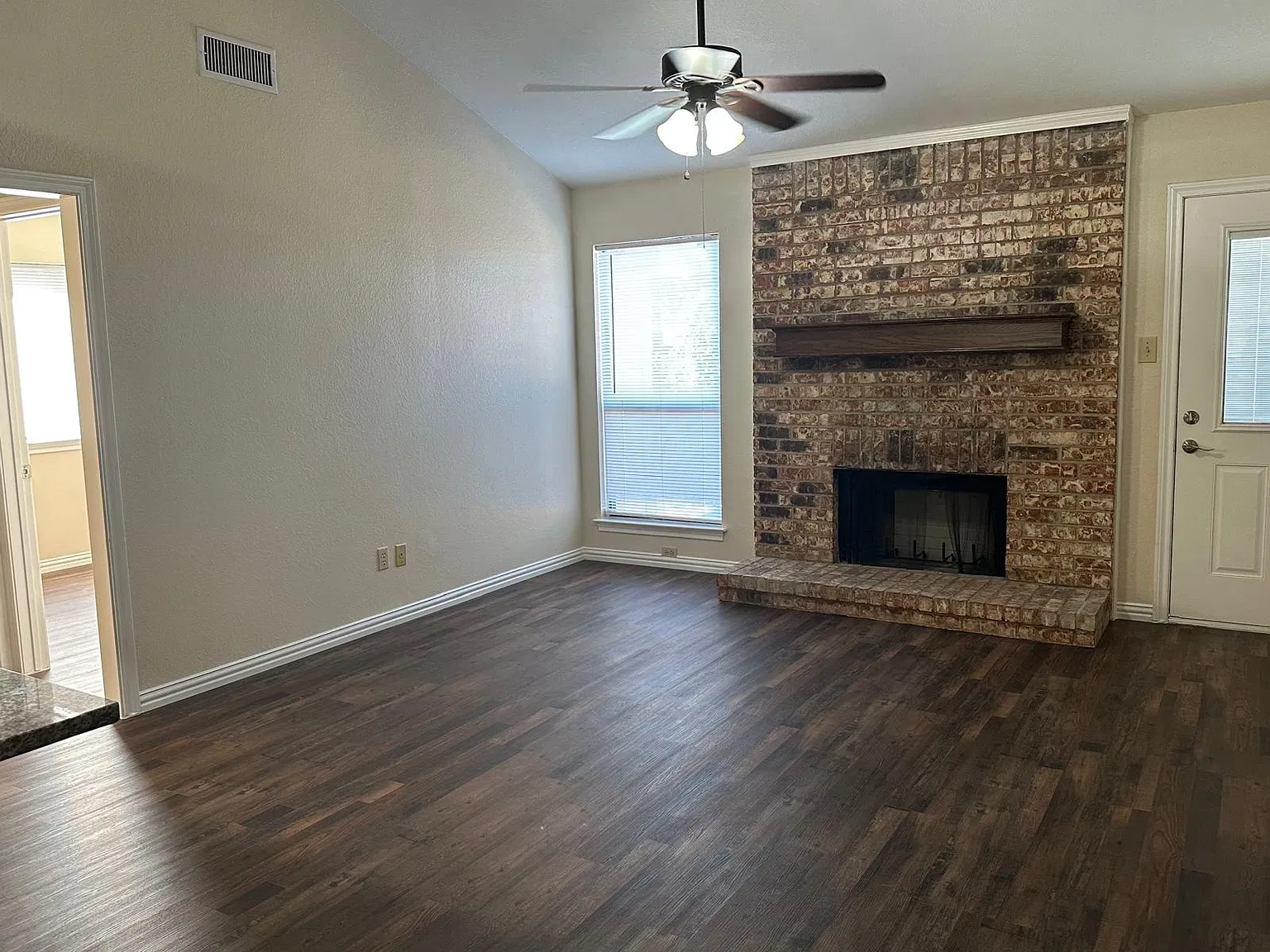 3 bed, 1376 sqft, $2,300 — Photo 4