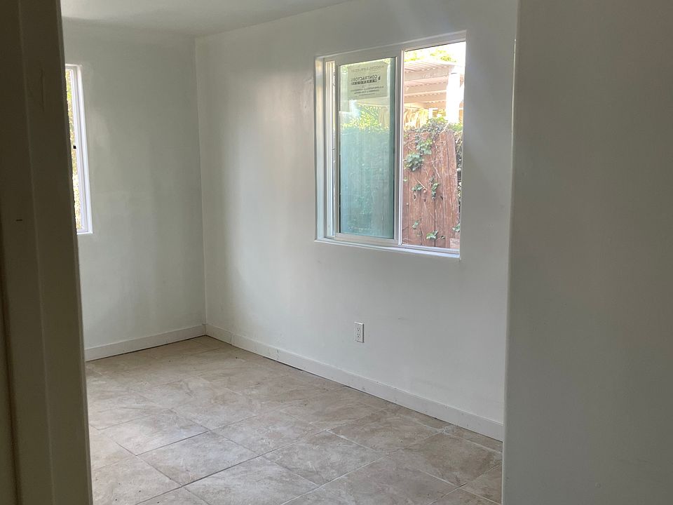 1st image of 618 E 109th Pl #1/4