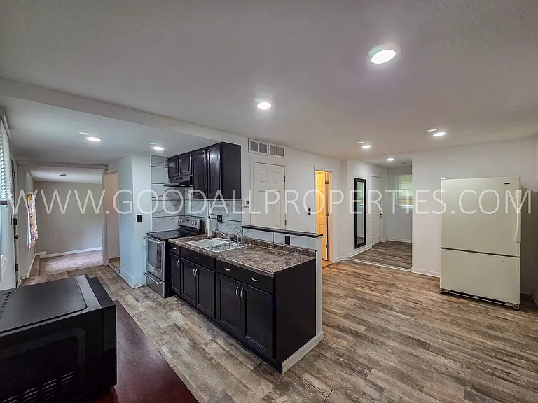 5000 SW 8th St — Photo 3