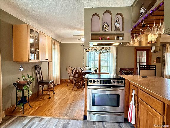 3rd image of 3194 S Vassar Rd