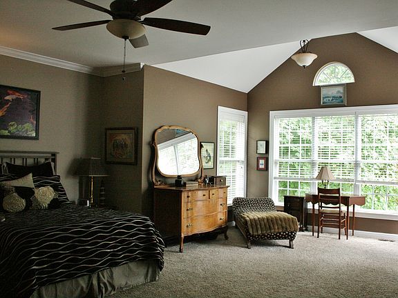 Large master suite w/ sitting area