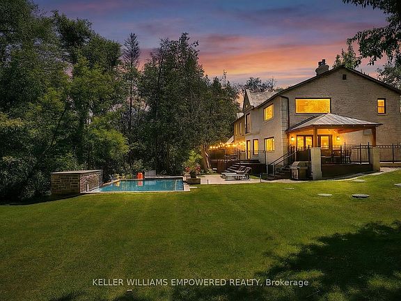 3rd image of 43 Woodland Acres Cres