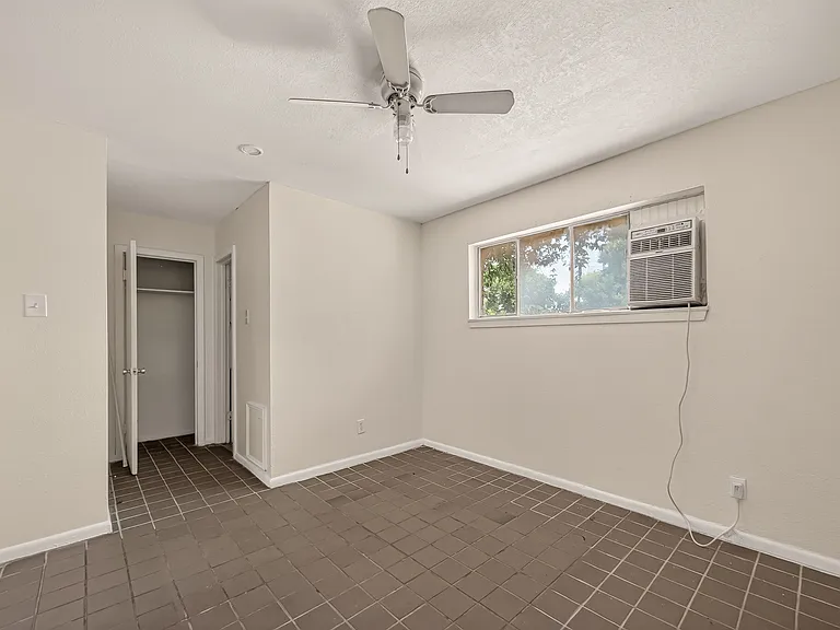 2708 Oakcliff St #5 — Photo 4