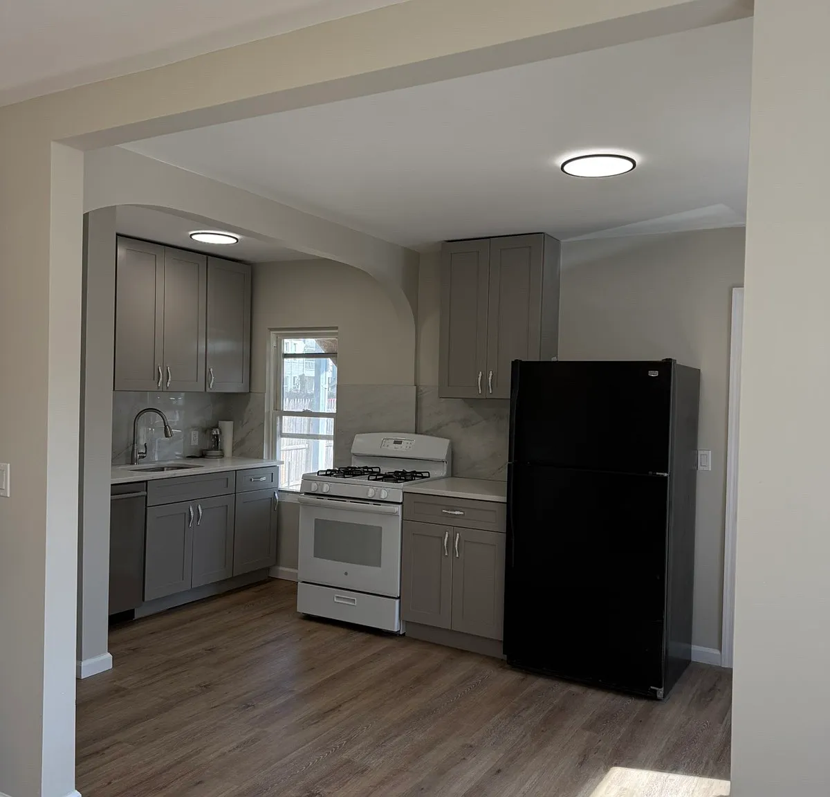 3 bed, 1000 sqft, $3,200 — Photo 4