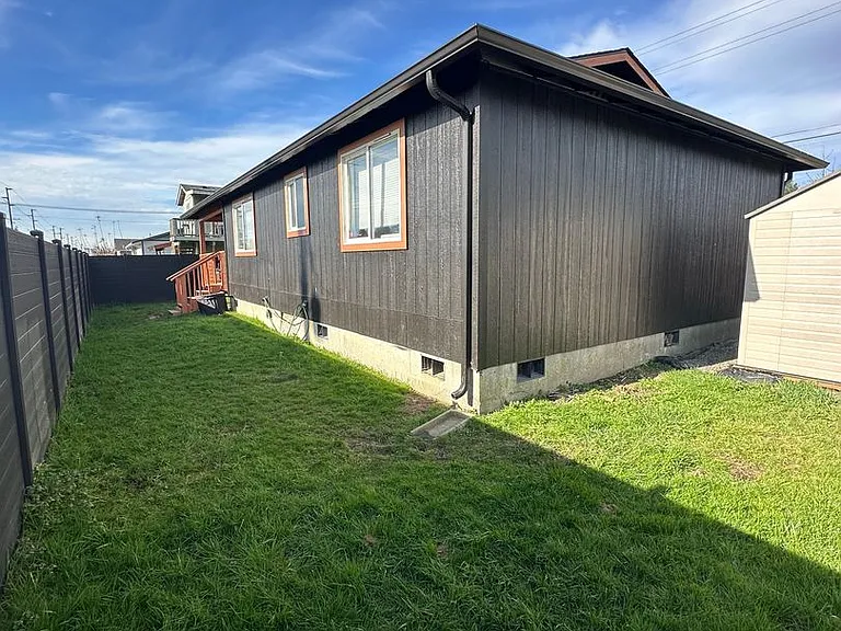 689 SW William Ave — Photo 3