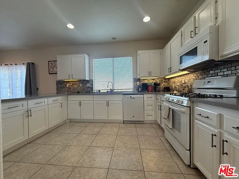 719 W Avenue Q10 — Photo 29