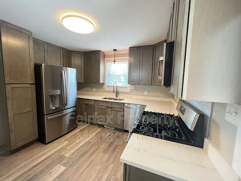 3 bed, 1.0 bath, 851 sqft, $2,095 — Photo 3