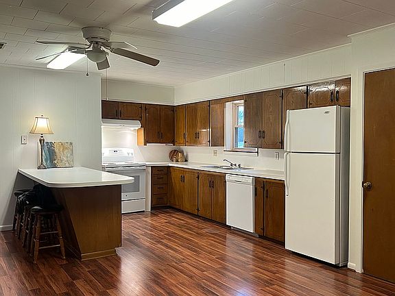 Kitchen and large island 