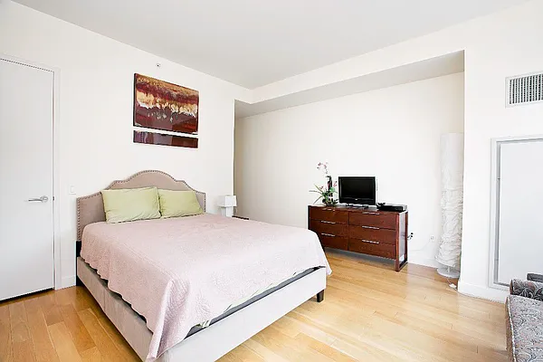 Sold by HighRiseNY | media 6