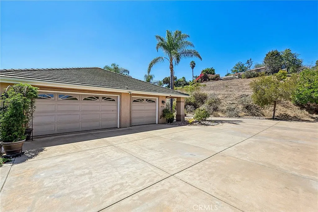 5 bed, 3281 sqft, $5,950 — Photo 1