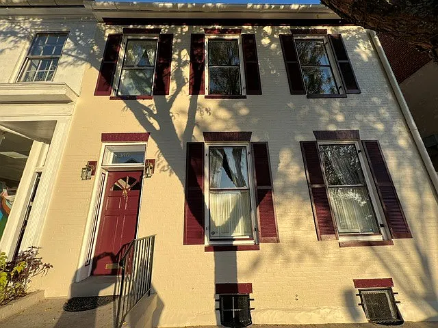 340 N Market St — Photo 2