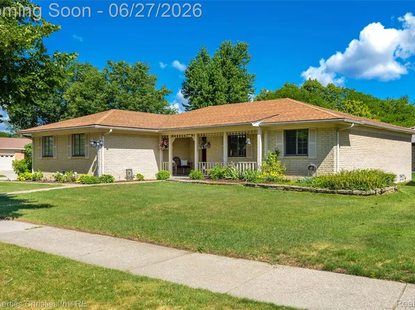 6805 Emerald Shores Dr, Troy, MI 48085