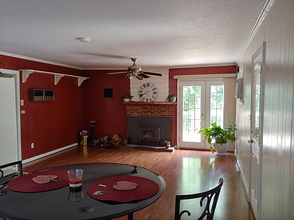 Dining w/ deck access