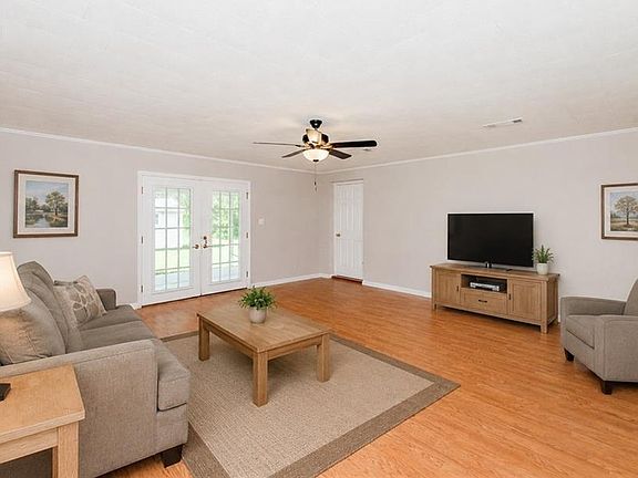 4th image of 928 S Dogwood Dr