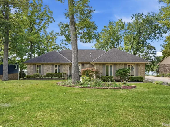 152 Overlake Dr, Lake Orion, MI 48362