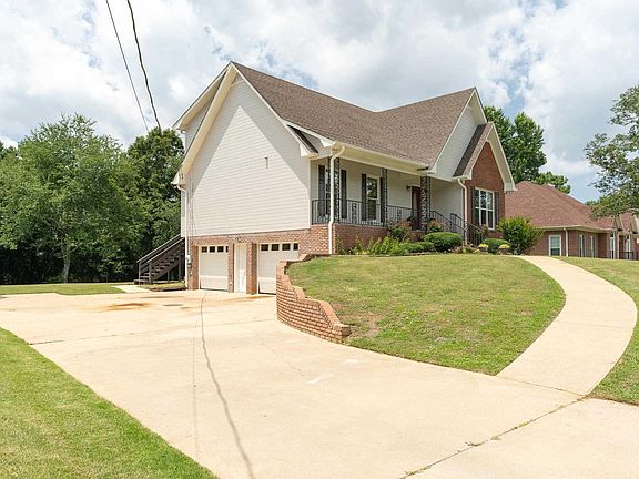 3rd image of 6418 N Hills Cir