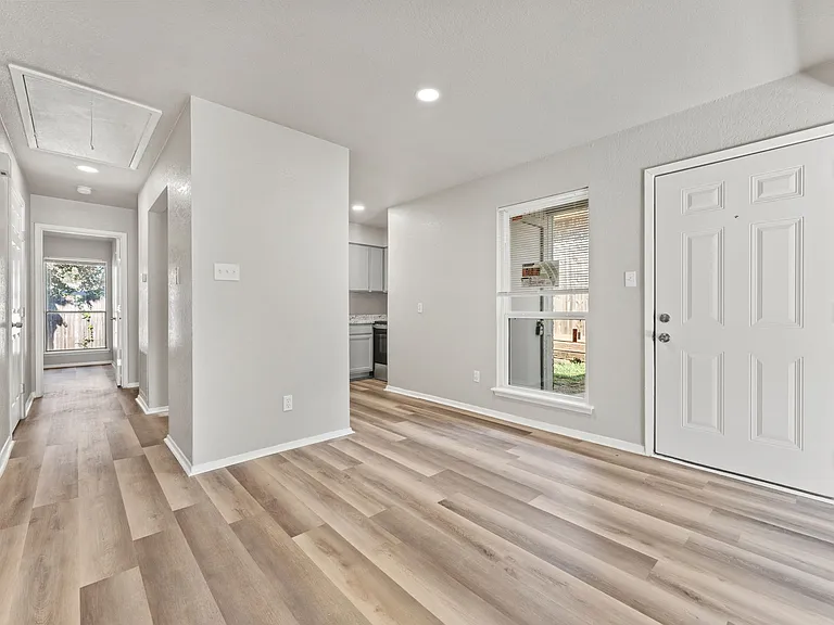 Dining/entry