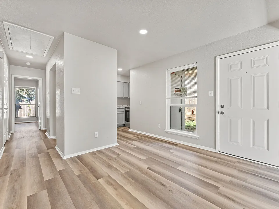 Dining/entry