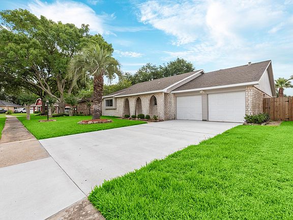 2nd image of 15839 Bougainvilla Ln