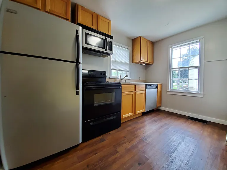 1421 3rd St NE #1 — Photo 3