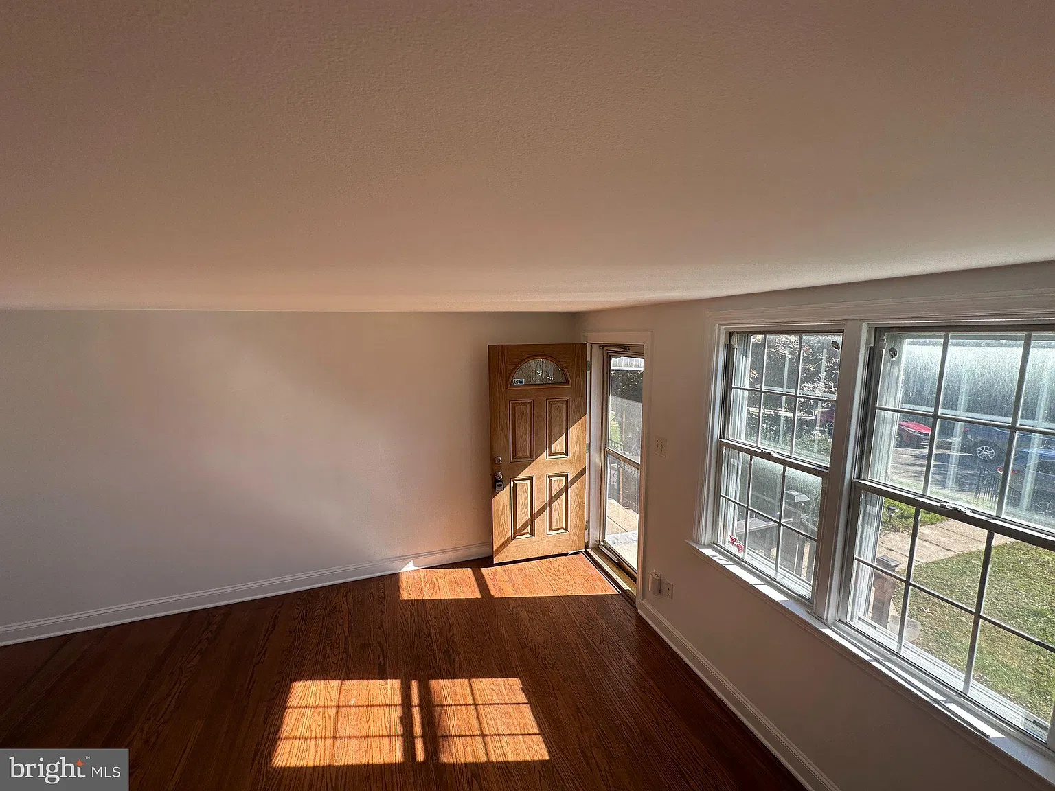 3 bed, 1.0 bath, 1120 sqft, $2,300 — Photo 4