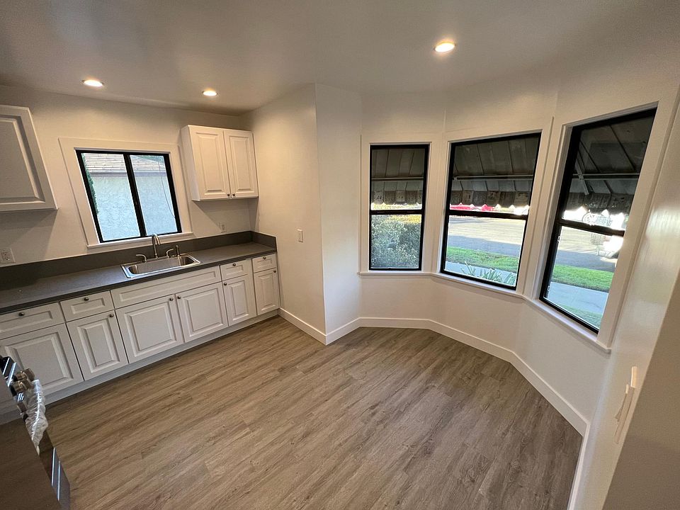 1st image of 12658 Oxnard St #12658