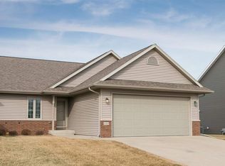 220 Sierra Park Dr, Hills, IA 52235