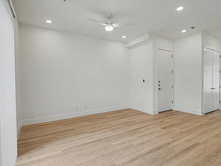 2217 N Fitzhugh Ave #202 — Photo 5