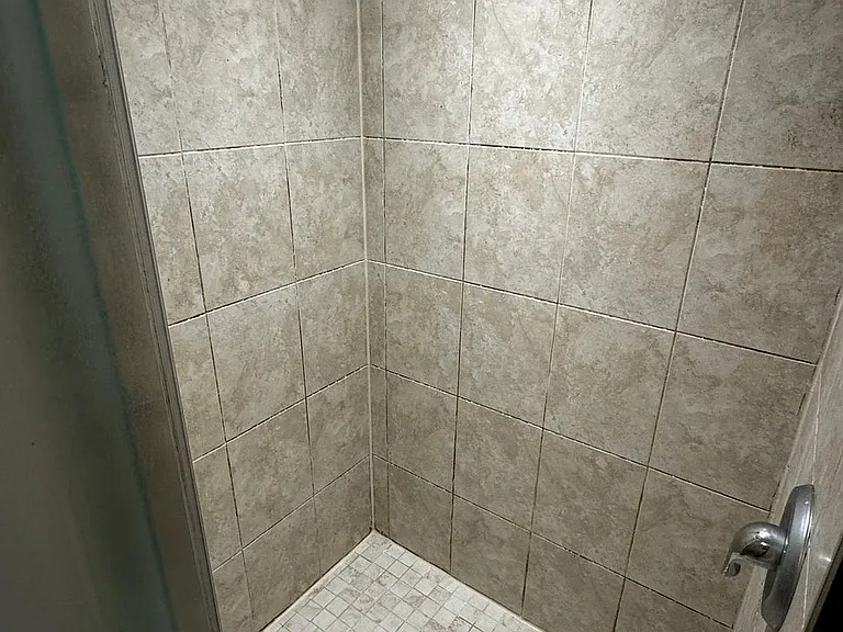 105 Poyntz Ave #UPPER — Photo 2