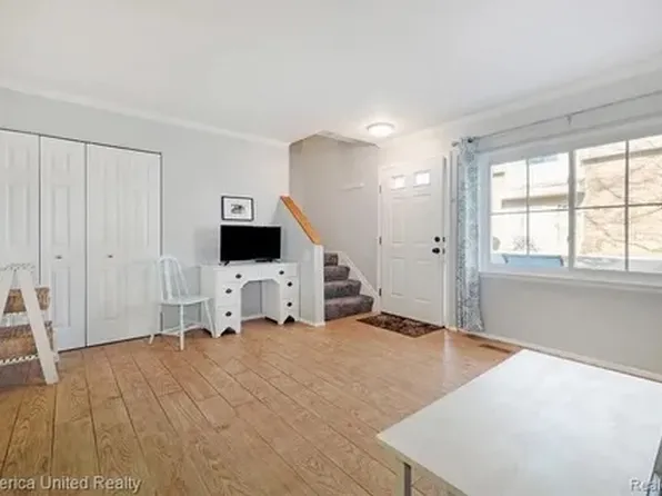 527 Longshore Dr APT B, Ann Arbor, MI 48105