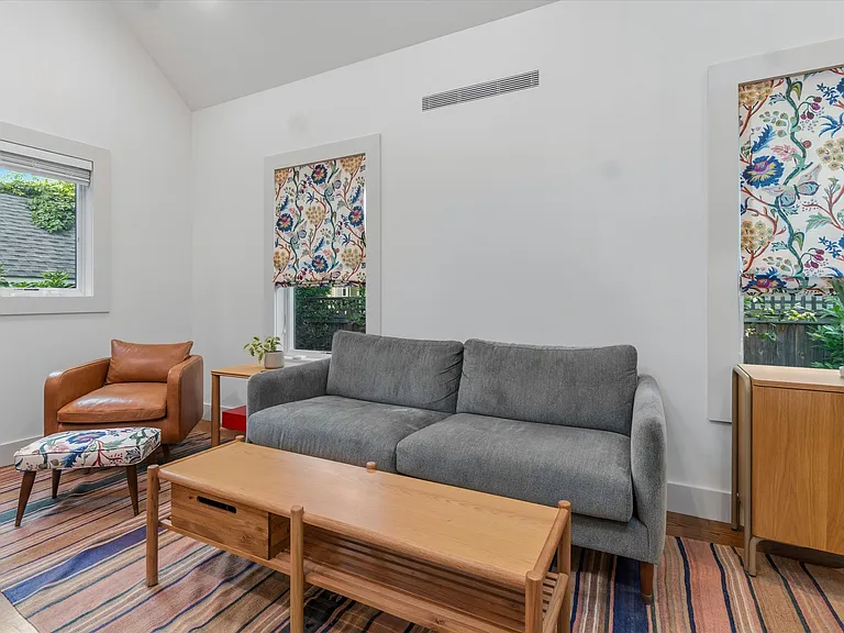 103 Hastings Ave — Photo 10