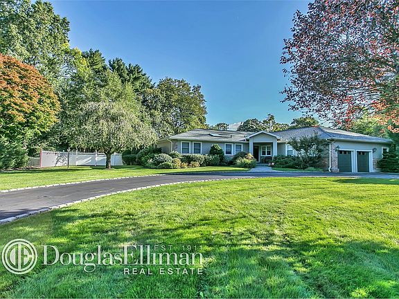 3rd image of 16 Bridle Path Dr