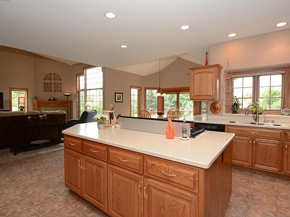 5th image of 332 River Bluff Cir