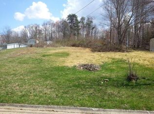 122 Hidden Oaks Dr, Johnson City, TN 37601