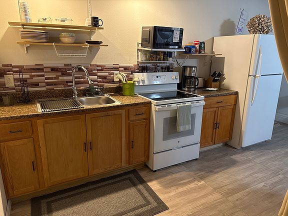 3rd image of 801 Goldcoast Dr #1