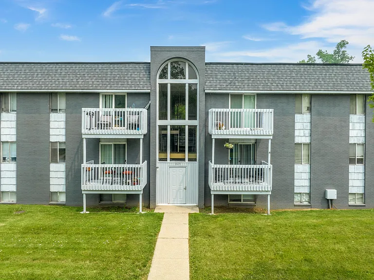 Devonshire Apartments — Photo 16