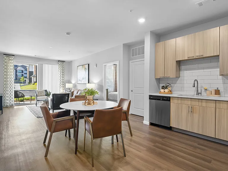 Adams Hill Apartments — Photo 23