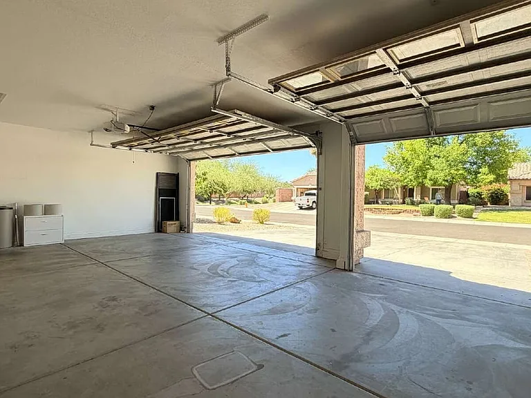 1121 E Powell Way — Photo 21
