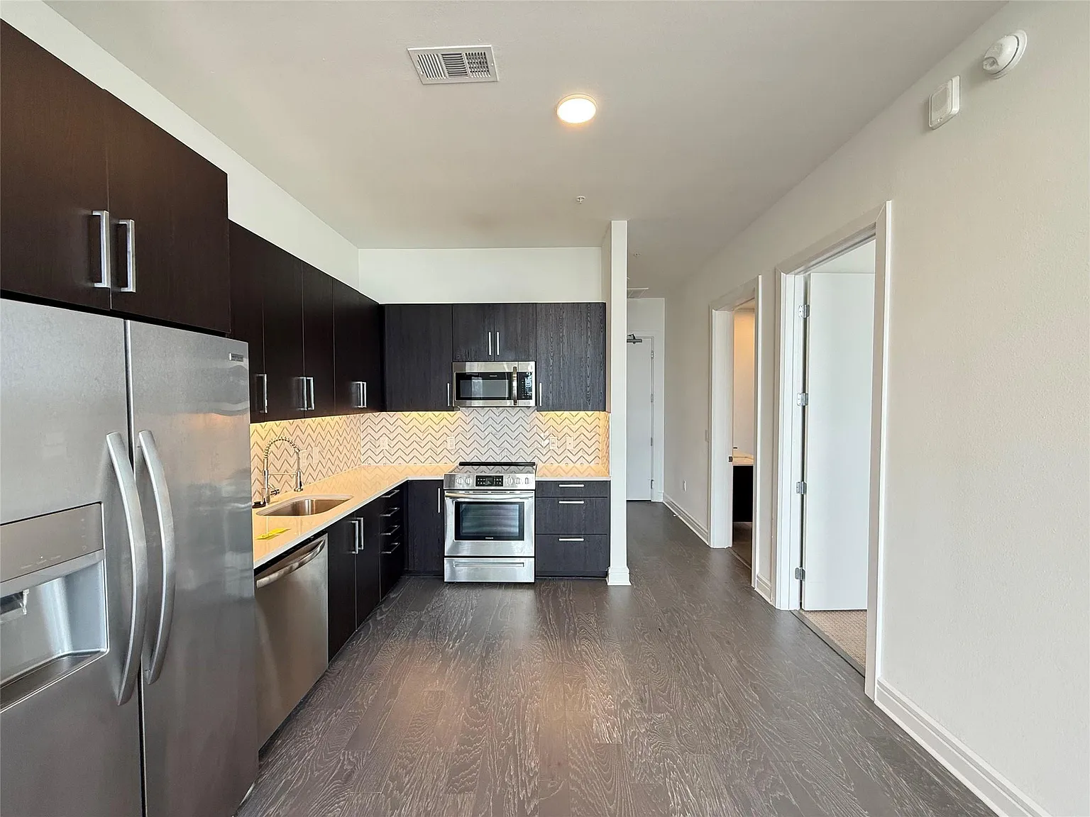 1 bed, 1.0 bath, 833 sqft, $2,056 — Photo 1