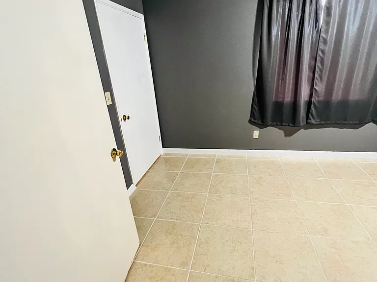 513 W Henry St — Photo 4