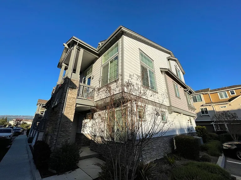 131 Sapphire Ln — Photo 1