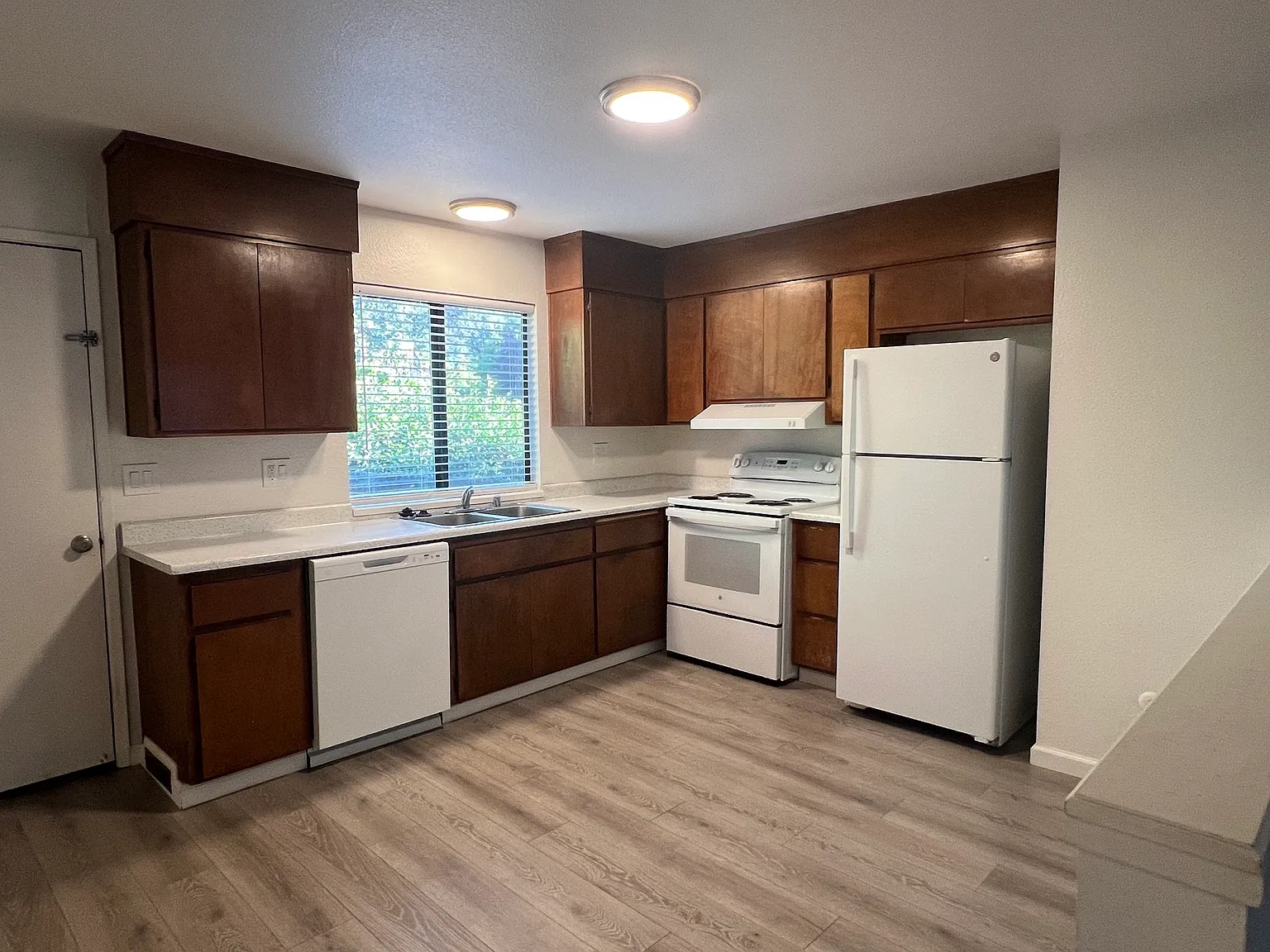 2 bed, 1.5 bath, 1050 sqft, $2,050 — Photo 1